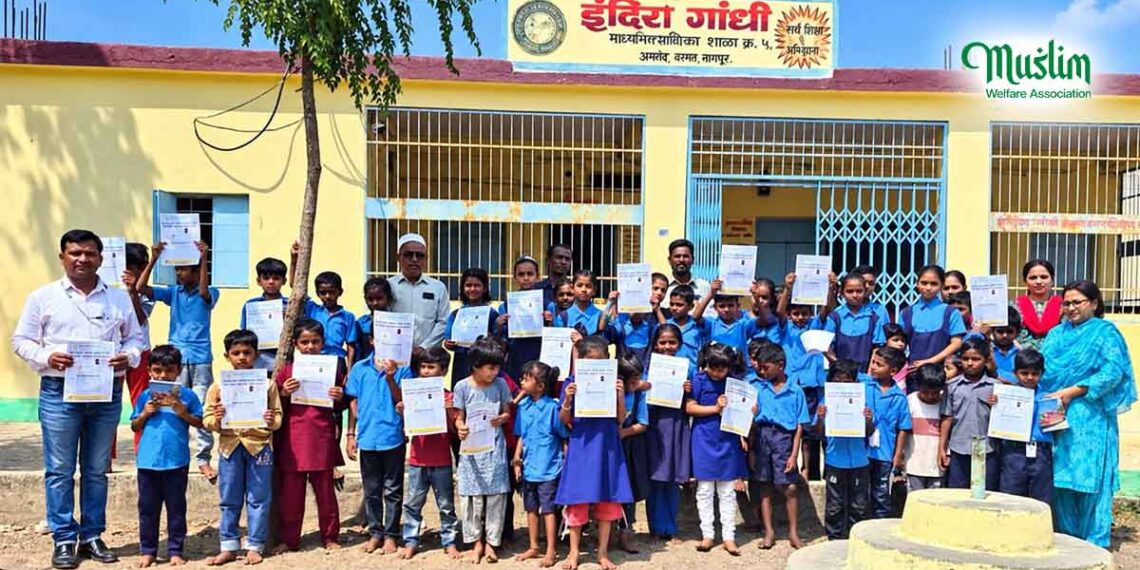 डॉ. एपीजे अब्दुल कलाम की जयंती पर विद्यार्थियों को नोटबुक वितरित