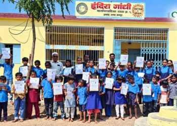 डॉ. एपीजे अब्दुल कलाम की जयंती पर विद्यार्थियों को नोटबुक वितरित
